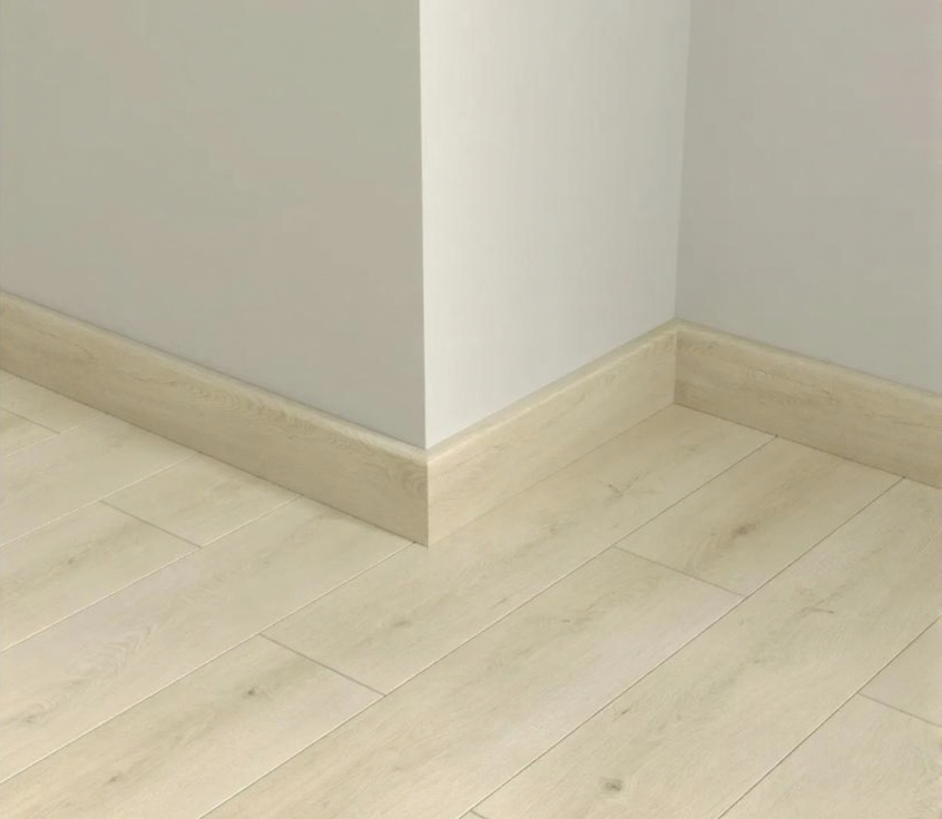 Плинтус Alpine Floor Parquet Light Кипарисовая SK 11-26 2200×80×12,5 фото в интерьере